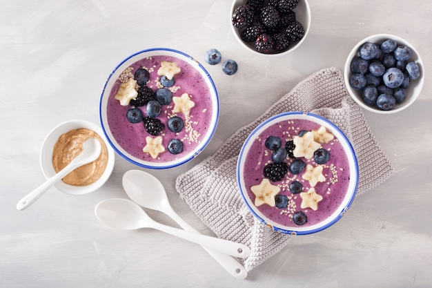 Saludables batidos de bayas con plátano y semillas de sésamo