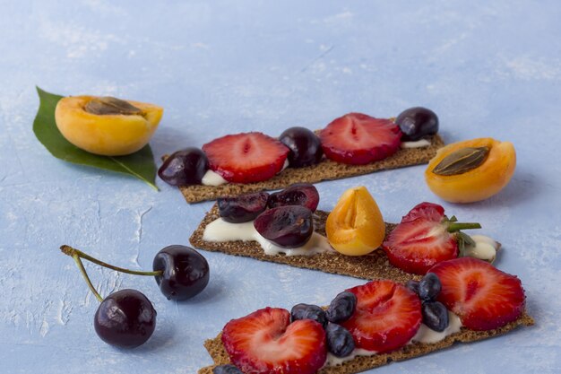 Saludables y sabrosas tostadas con requesón, frutas y bayas.