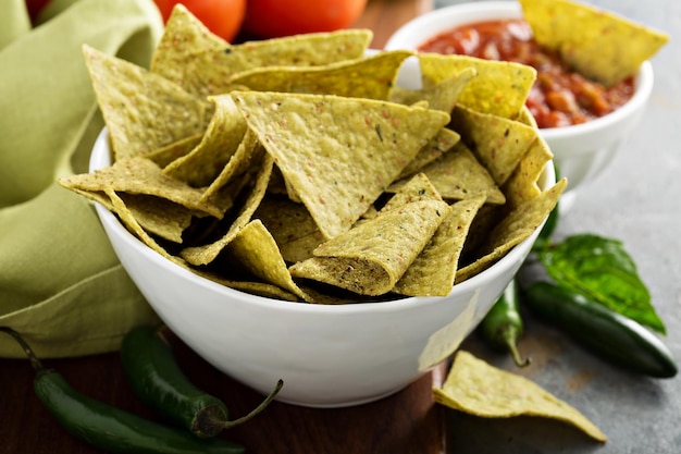 Saludables tortillas de maíz con espinacas y semillas de lino