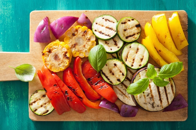 Saludables verduras a la plancha sobre tabla de cortar