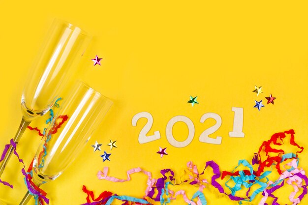 Saludo de año nuevo 2021 con gafas y confeti.