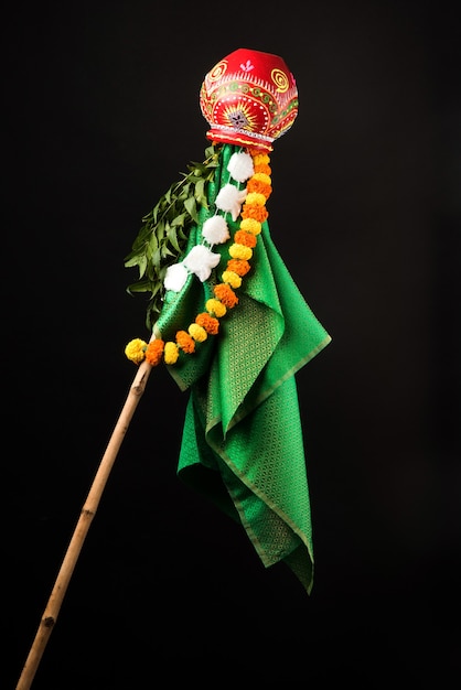 Foto saludo feliz de gudi padwa - símbolo u objeto de celebración de año nuevo hindú