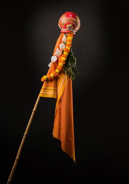 Foto saludo feliz de gudi padwa - símbolo u objeto de celebración de año nuevo hindú