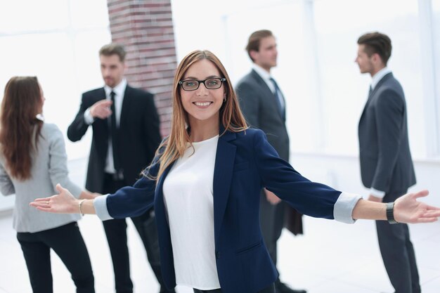 Saludo gesto mujer de negocios sonriendo