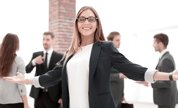 Saludo gesto mujer de negocios sonriendo