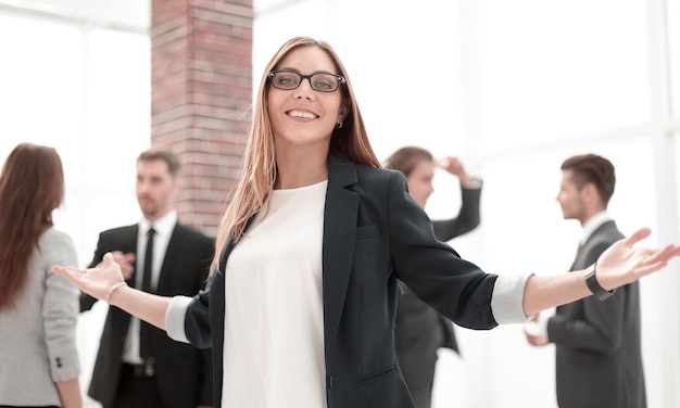 Saludo gesto mujer de negocios sonriendo