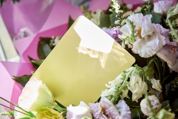 Saludo maqueta presente tarjeta postal con sombras en grandes flores ramo de eustoma Espacio de copia Concepto de entrega de flores Foto de alta calidad