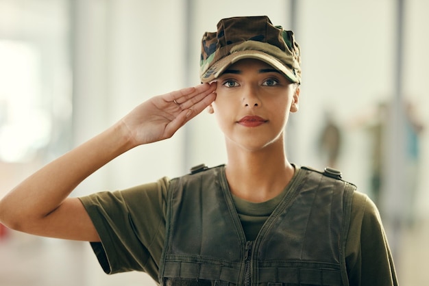 Saludo militar y retrato de una mujer soldado con orgullo confiado y respeto por el servicio Seguridad seria y rostro de una guerrera veterana del ejército uniformada con valentía para la protección de la agencia