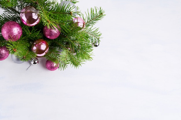 Saludo de Navidad con adornos magenta, rosa y plata, espacio de copia