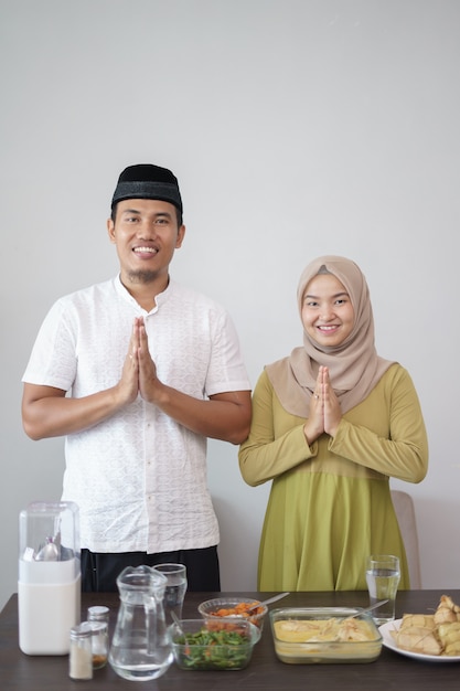 Saludo de pareja musulmana en hari raya