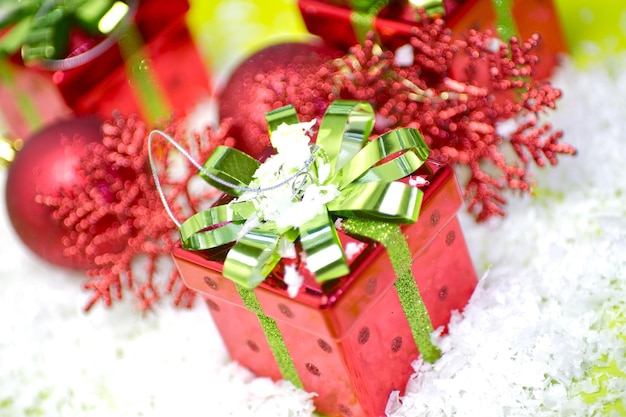 Saludos de estaciones Regalos de Navidad y adornos navideños Foto de composición navideña roja y verde fresca