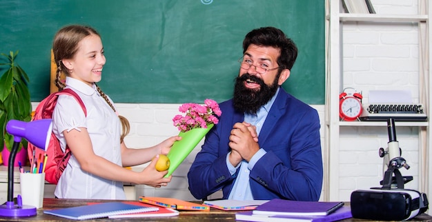 Saludos para el pedagogo de la escuela Vacaciones escolares Colegiala agradecida Niña adorable alumno con mochila dando ramo de flores maestro Regreso a la escuela Mis mejores deseos Felicidades por el día del conocimiento