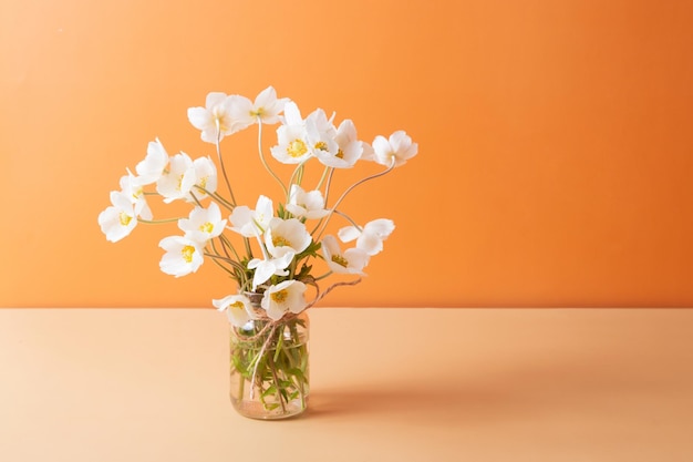 Saludos de ramo de flores de anémonas con primavera para el día de la madre o el 8 de marzo