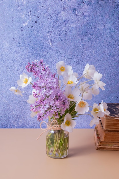 Saludos de ramo de flores lilas y anémonas con primavera para el Día de la Madre o el 8 de marzo