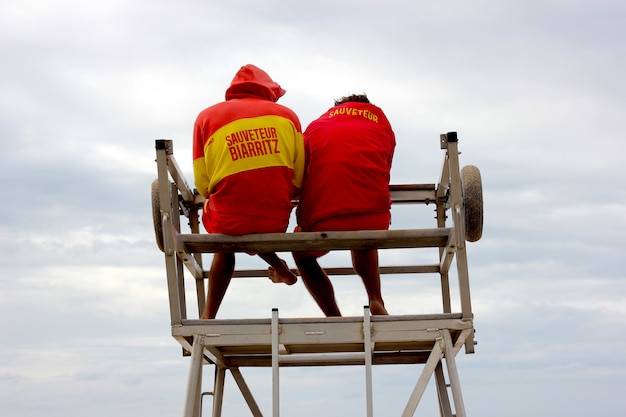 Salva-vidas prontos na torre de vigia