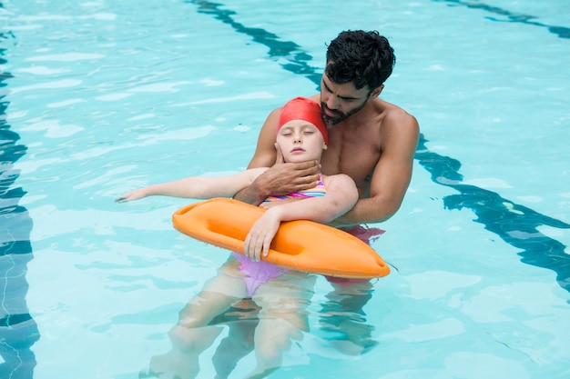 Salva-vidas resgatando garota inconsciente da piscina