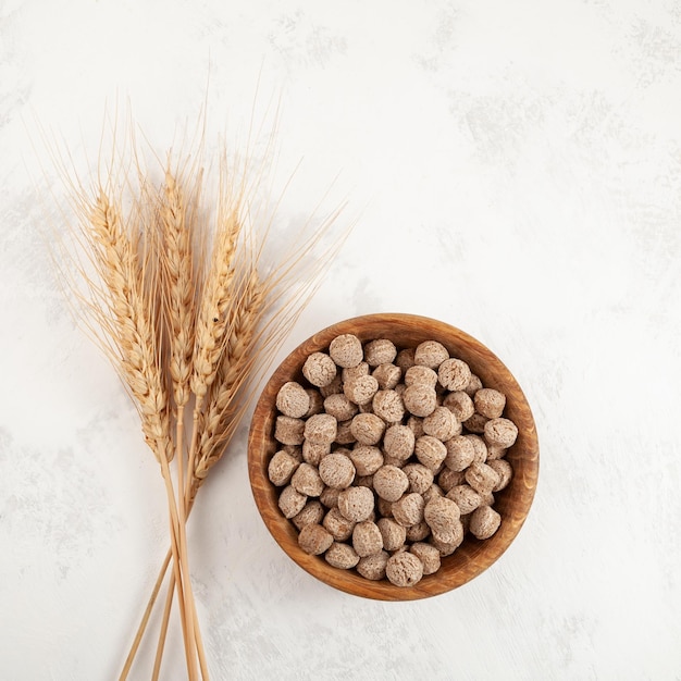 El salvado de centeno extruido, también conocido como salvado de molinero, son las capas exteriores duras del grano de cereal.