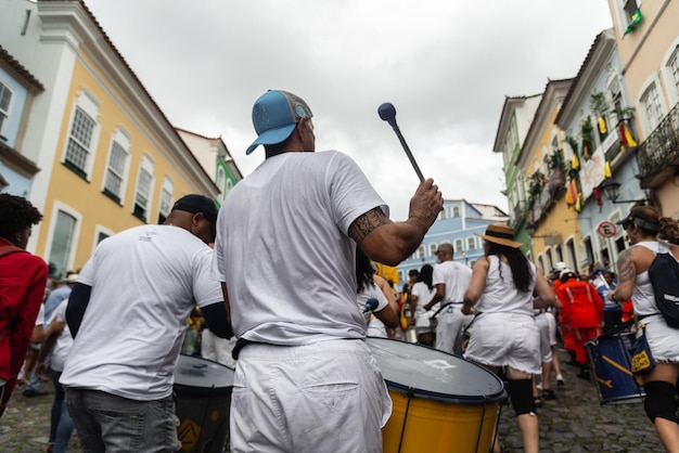 Salvador Bahia Brasil 02 de julho de 2015 Grupo de pessoas protesta e desfila na parada cívica da Independência da Bahia no Pelourinho Salvador Bahia