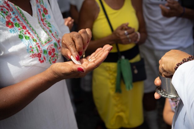 Foto salvador bahia brasil 06 de janeiro de 2023 fiéis católicos recebendo a hóstia na tradicional primeira sexta-feira de 2023 na igreja do senhor do bonfim em salvador bahia