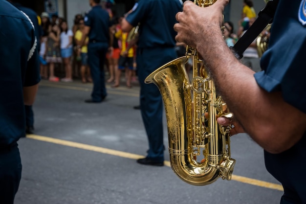 Salvador Bahia Brasil 07 de setembro de 2016 Soldados músicos da guarda municipal desfilam tocando instrumentos durante o Dia da Independência do Brasil em Salvador Bahia