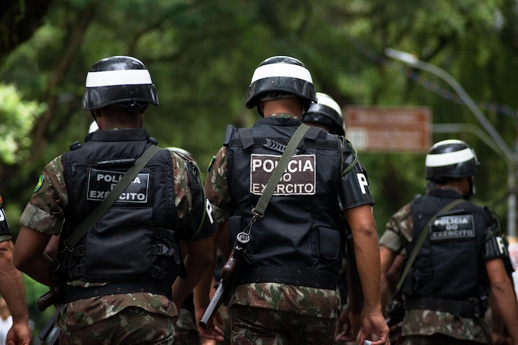 Foto salvador bahia brasil 07 de setembro de 2023 soldados da polícia militar do exército são vistos durante a parada da independência do brasil na cidade de salvador bahia