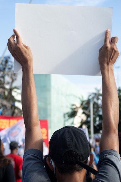 Foto salvador bahia brasil 07 de junio de 2020 manifestantes protestan contra la muerte de george floyd con carteles y pancartas durante la cuarentena de covid19 en la ciudad de salvador bahia