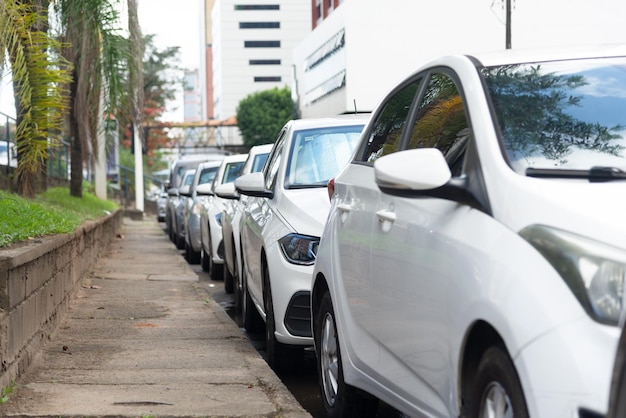 Salvador Bahia Brasil 11 de agosto de 2023 Carros estacionados em uma rua lateral na Avenida Tancredo Neves Cidade de Salvador Bahia