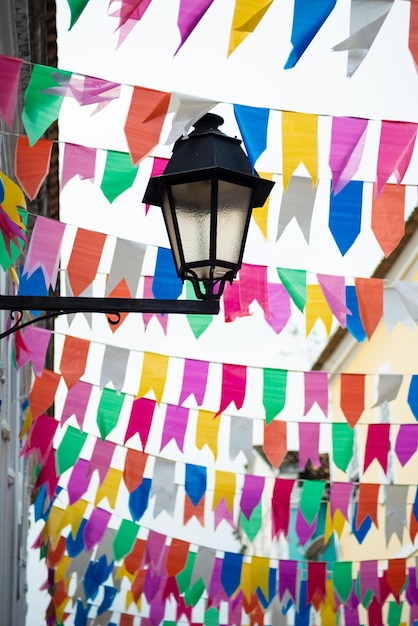 Foto salvador bahia brasil 15 de junio de 2023 facada de casas antiguas en pelourinho decoradas con banderas coloridas para la fiesta de sao joao en el mes de junio en salvador bahia