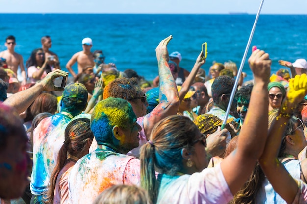 Foto salvador bahia brasil 23 de agosto de 2015 muitas pessoas e atletas se divertem durante a corrida das cores em salvador bahia brasil