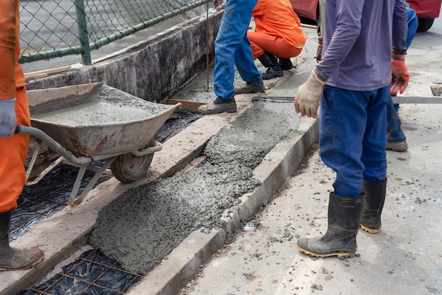 Salvador Bahía Brasil Agosto 11 2023 Los trabajadores de la construcción están reparando un pavimento en la Avenida Tancredo Neves en Salvador Bahía