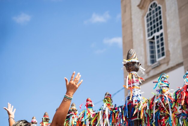 Salvador Bahía Brasil Enero 06 2023 Fieles católicos con las manos levantadas durante la misa en la iglesia Senhor do Bonfim en Salvador Bahía