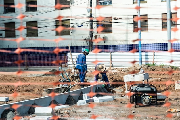 Foto salvador bahía brasil junio 17 2021 trabajadores de construcción y renovación de calles trabajando en el barrio de ondina para mejorar el sitio