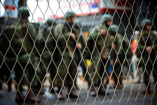 Salvador Bahía Brasil Septiembre 07 2022 El personal militar del ejército está de pie con armas en las manos detrás de una barandilla el día de la independencia de Brasil en la ciudad de Salvador