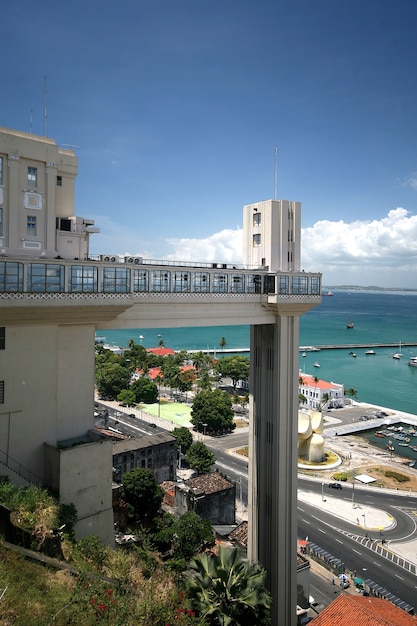 Salvador, Brasil - enero de 2017: Panorámica de Salvador con elevador Elevador Lacerda.