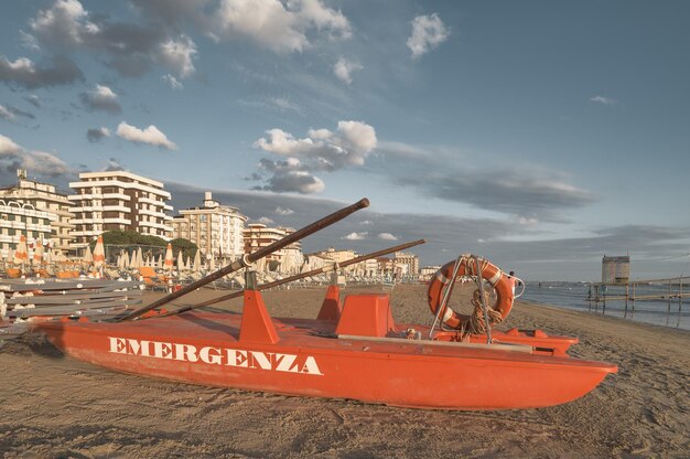 Foto salvamento marítimo italiano na praia da riviera adriática