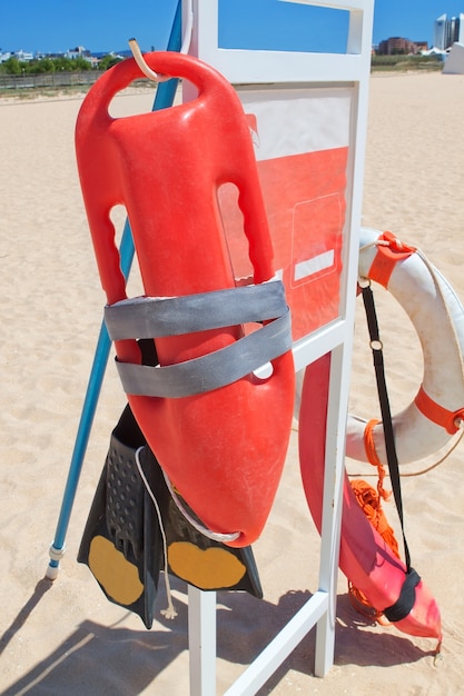 Salvavidas de Marine Equipment en la playa. Portugal.