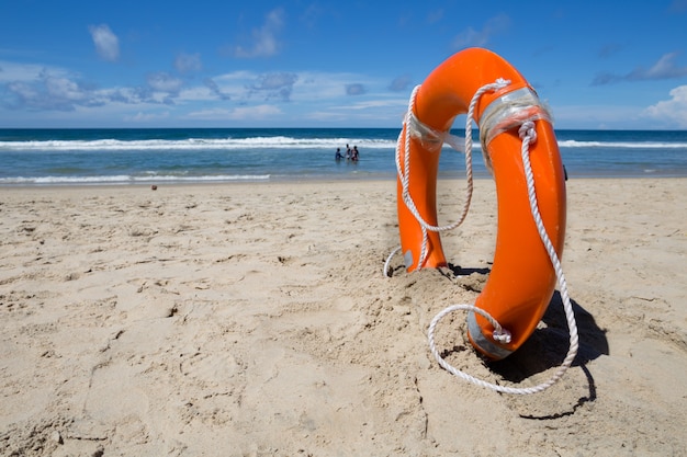 Salvavidas en la playa de arena