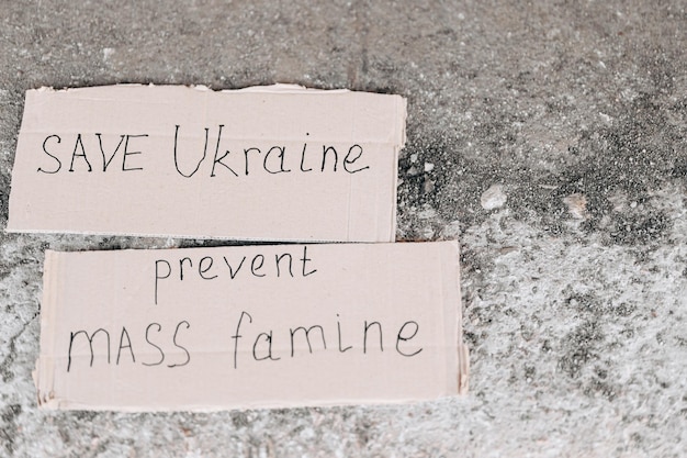 Salve a Ucrânia está escrito em um pedaço de papelão