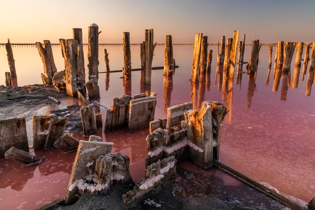 Salz auf einem rosa Salzsee bei Sonnenuntergang Pink Salt Lake Hutt Lagoon