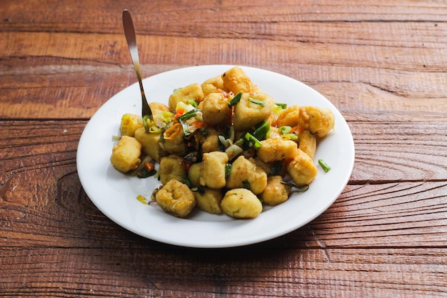 Foto salz-chili-tofu mit frühlingszwiebeln. gesunder snack für veganer