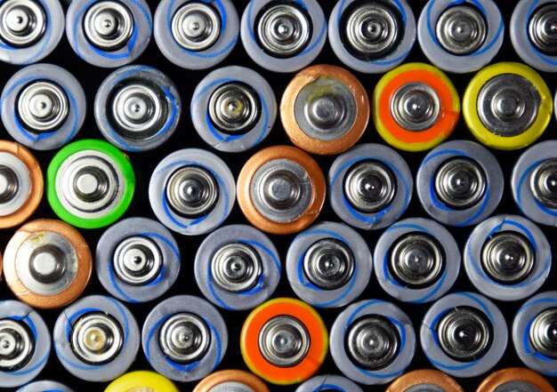 Foto salz- und alkalibatterien energiequelle für tragbare technologie aaa- und aa-batterien