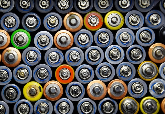 Foto salz- und alkalibatterien energiequelle für tragbare technologie aaa- und aa-batterien