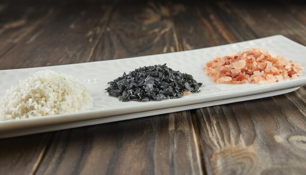 Salzblume - Fleur de Sel weißes, rotes und schwarzes französisches Salz auf Teller