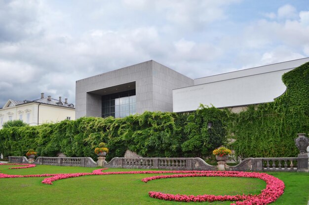 Salzburg áustria 22 de junho de 2018 edifício da universidade mozarteum perto do jardim mirabell