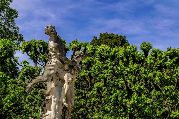 Salzburg austriaapril 29 2018 escultura de estátua no jardim mirabell