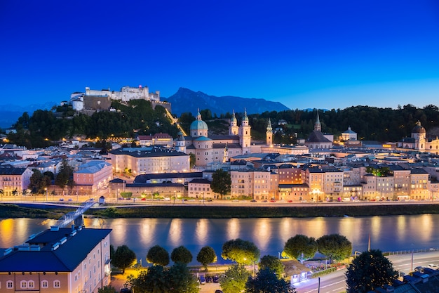 Salzburg Cathedral und altes Schloss in der Mitte der alten Stadt zur Sonnenuntergangzeit in Salzburg, Österreich