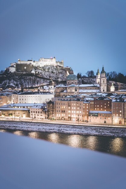 Salzburger Altstadt zur Weihnachtszeit schneebedeckt am Abend Österreich