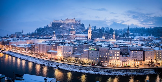Salzburger Altstadt zur Weihnachtszeit schneebedeckt am Abend Österreich