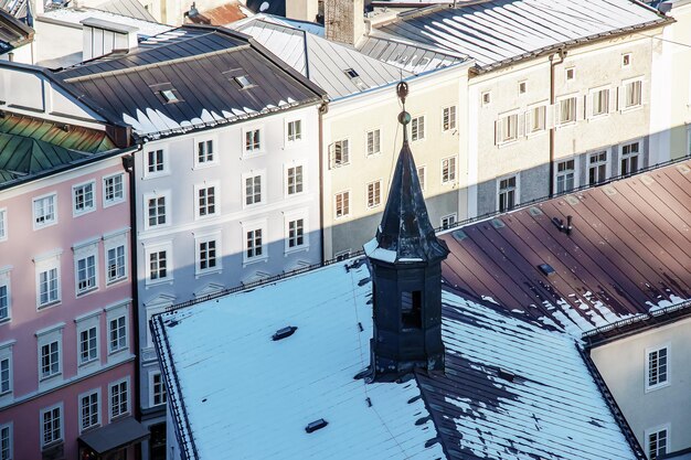 Foto salzburgo áustria 01132024 vista da cidade histórica de salzburgo da montanha festung no inverno