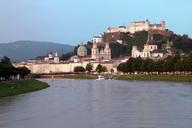 Salzburgo, Austria-27 de junio de 2016: Vista panorámica de la ciudad de Salzburgo, Austria, Europa. Día de verano con cielo de la tarde.